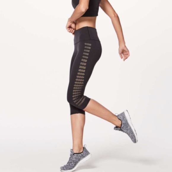 Lululemon - Reveal Crop (Stripes 17”) - Picture 2 of 7